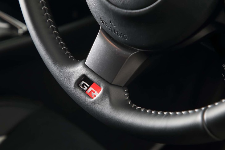 リムに「GR」ロゴがレイアウトされた「GRステアリング」。操作性は絶品だ。