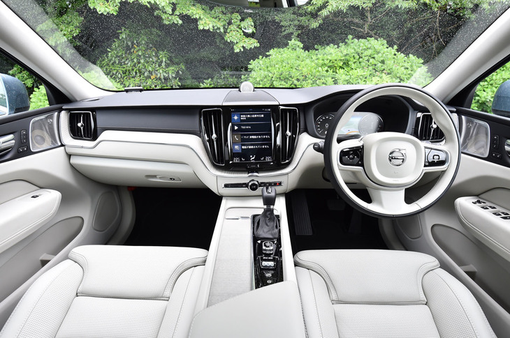 試乗車「XC60 D4 AWDインスクリプション」のインテリア。ドリフトウッドのパネル類をはじめ、素材へのこだわりがセリングポイントとなっている。