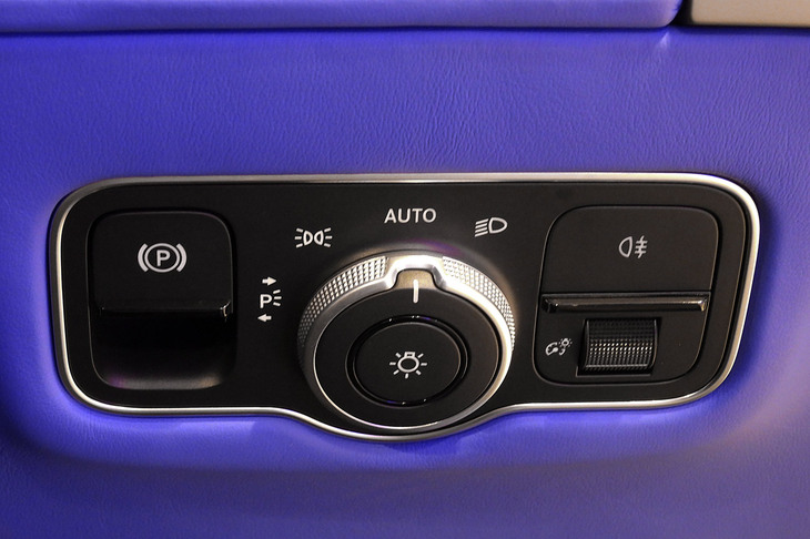 アストンマーティン・ヴァンキッシュ ヴォランテ（ダッシュボードのスイッチパネル）