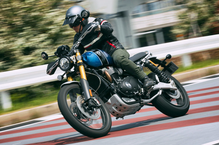 充実した装備も「スクランブラー1200」の特徴。キーレススタート機構やUSB電源ソケットに加え、「XE」ではグリップヒーターも標準装備される。