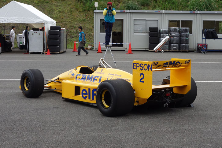 成績的には今ひとつだった「ロータス ホンダ100T」だが、中嶋 悟氏がハンドルを握ったことで、日本では大人気を誇った。このクルマはNO2なので、まさに中嶋氏のマシン。