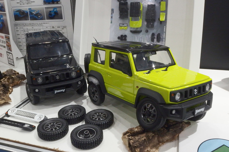 ミニカーの老舗である国際貿易が扱うBMクリエーションズのダイキャスト製1/18「スズキ・ジムニー」。フル開閉式でエンジンや内装も再現されているほか、サスペンションもご覧のように可動。またドレスアップ用のフロントグリルなども用意されている。販売中で価格は2万5800円。