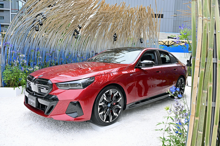 電気自動車の「i5」の展示は8月16日まで。国内で披露されるのは初めて。