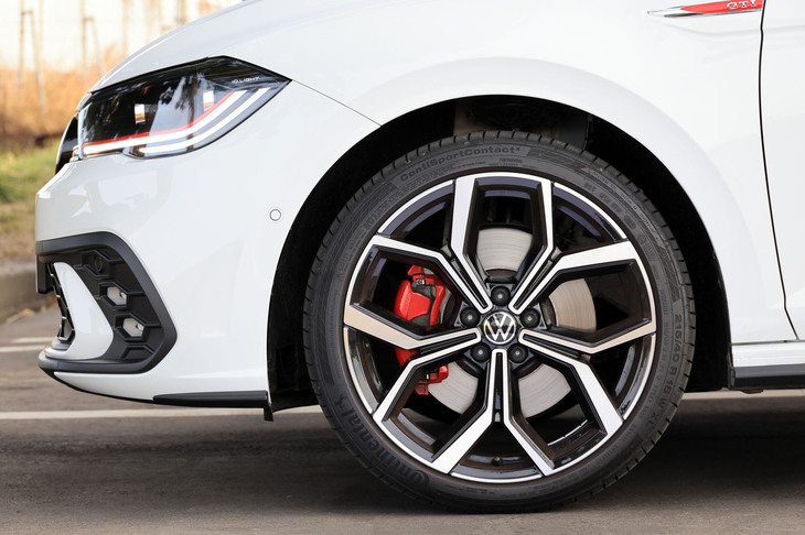 「“Sport Select”パッケージ」に含まれる18インチアルミホイール。タイヤサイズは215/40R18で、試乗車には「コンチネンタル・コンチスポーツコンタクト5」が装着されていた。