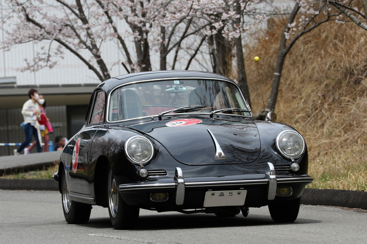 「品 5」のシングルナンバーの付いた、スライディングルーフが備わった1964年「ポルシェ356SCクーペ」。