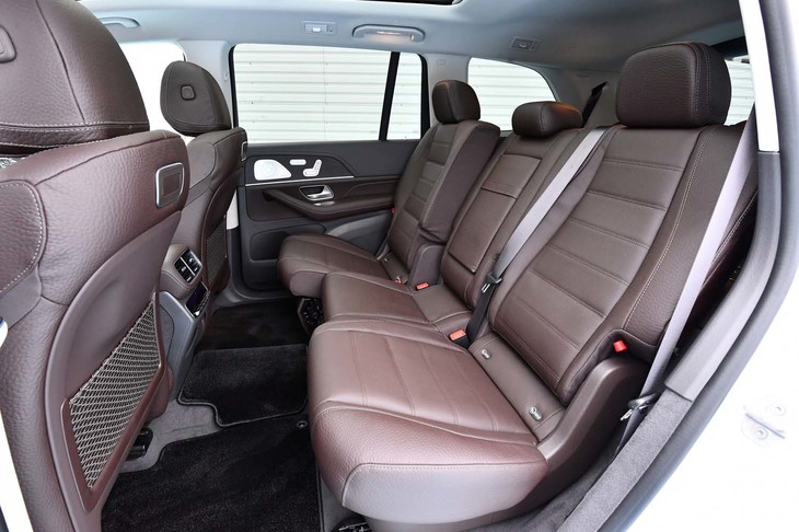 2列目シートは60：40の分割式（背もたれは40：20：40の3分割式）で、写真のように、前後に10cmほど（実測）スライドできる。