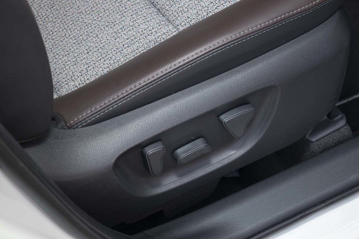 運転席の座面側方に並ぶ、シートの調節スイッチ。写真右側（車体前方）から順に、前後スライド、座面の上下動、背もたれのリクライニングとなっている。