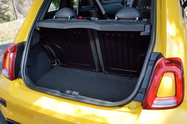 荷室の様子。50：50分割可等式の後席を前方に倒すことで、積載容量を拡大できる。