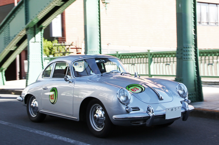 柳橋を渡る1962年「ポルシェ356Bクーペ」。こちらは「練5」のシングルナンバー付きだ。