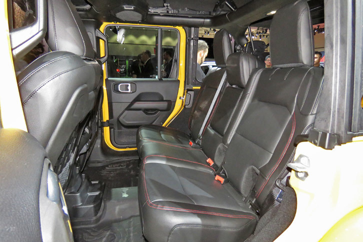 ジープ・ラングラー アンリミテッド ルビコン（リアシート）