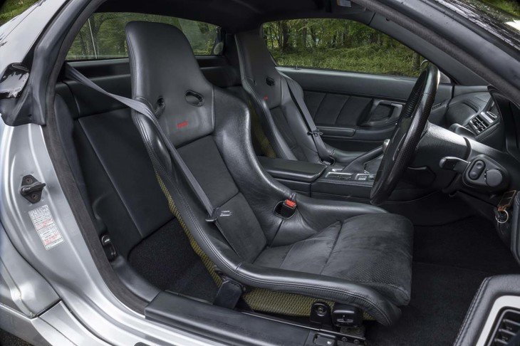 ホールド性の高いレカロ製バケットシートは標準装備。シートフレームにもアルミを使っている。