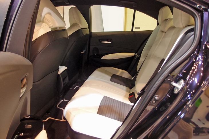 ホイールベースは、海外仕様車に比べて60mm短い。後席のニールームも海外モデルよりはせまくなるが、先代の国内仕様車からは拡大されている。