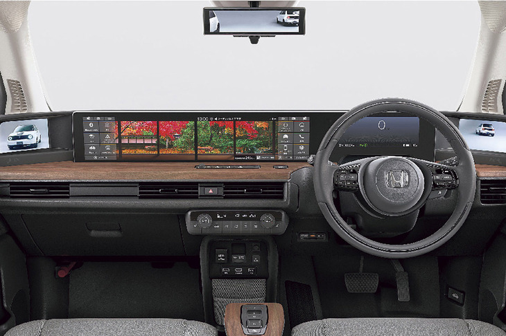 12.3インチの液晶パネルを2枚並べた「ワイドスクリーンHonda CONNECTディスプレイ」と、メーターパネル、そしてサイドカメラミラーシステム用の6インチモニター（左右）と、計5枚の液晶ディスプレイが並んだ「ホンダe」のインストゥルメントパネル。