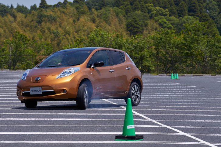 スキール音だけを響かせ、パイロンを次々とクリアしていく「リーフ」。VDCをカットしているため、コーナーの立ち上がりでは前輪から白煙が上がる。