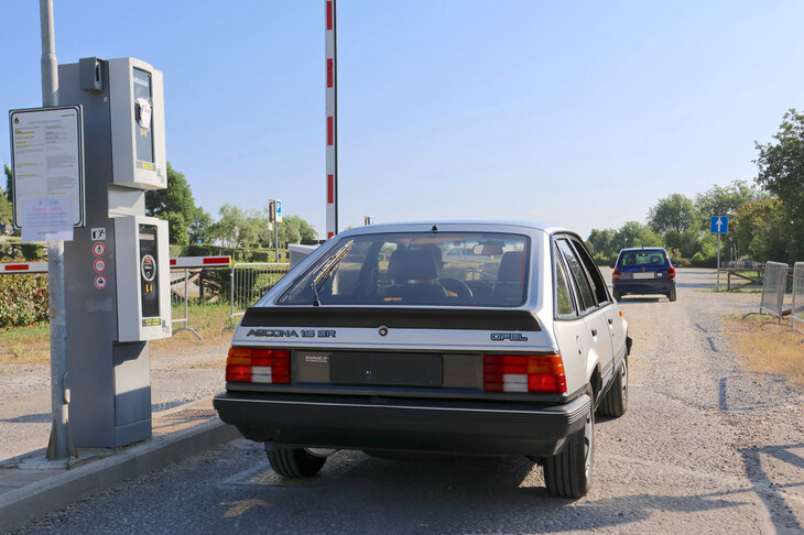 筆者が到着すると、彼らも駐車場に入場するところだった。