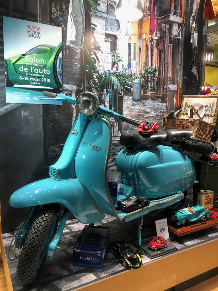 市街の玩具店フランツ・カール・ウェバーは、モーターショーに合わせて毎年ストアウィンドウを飾っている。今年はこんな感じ。ベスパではなく、往年のイタリアンスクーターのもう一方の雄・ランブレッタであるところが渋い。