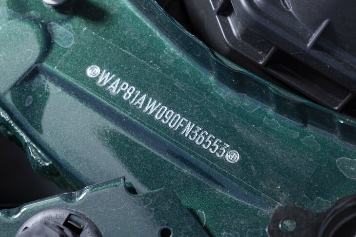 かつては「WBA」から始まるBMWのシャシーナンバーに「WAP」から始まるアルピナのナンバーが上書きされていたが、この個体は最初からアルピナのナンバーが打たれている。