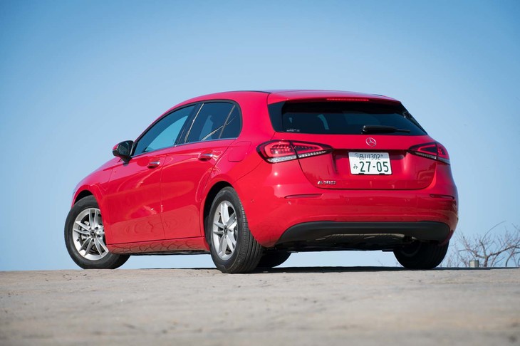 ボディーサイズは全長×全幅×全高＝4440×1800×1420mm。従来型と比べると120mm長く、15mm幅広く、15mm低くなっている。ホイールベースはプラス30mmの2730mm。