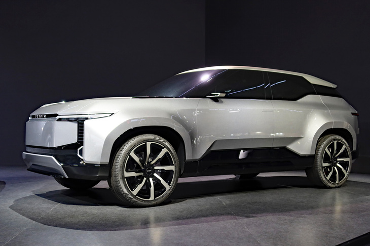 トヨタがジャパンモビリティショーで発表したコンセプトモデル「ランドクルーザーSe」。　
	渕野「トヨタはカーデザインについて本当にいろんな引き出しがあるんですよ」　
	ほった「未来のランクルは、今とはまた全然違うデザインになるのかもしれませんね」