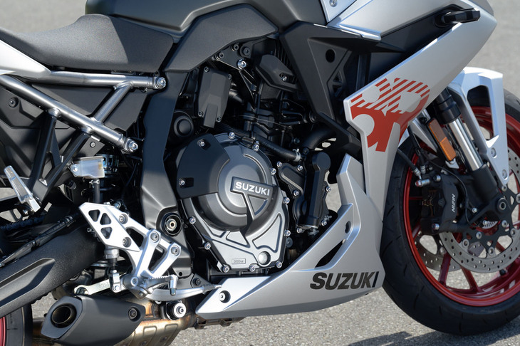 エンジンは排気量775ccの並列2気筒DOHC。2軸1次バランサーの採用によって振動を低減しており、低回転域での粘り強さと高回転域までスムーズに吹け上がる回転フィールを実現している。