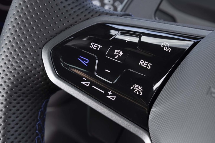 ステアリングのタッチスイッチには小さな「R」ボタンがレイアウトされている。オンロード用ドライブモードはこれでも設定可能。