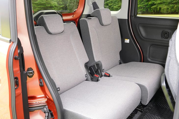 後席の左右独立スライド＆リクライニング機構や、助手席背もたれの可倒機構など、「ワゴンRスマイル」のシートアレンジは「ワゴンR」や「スペーシア」と基本的に共通である。