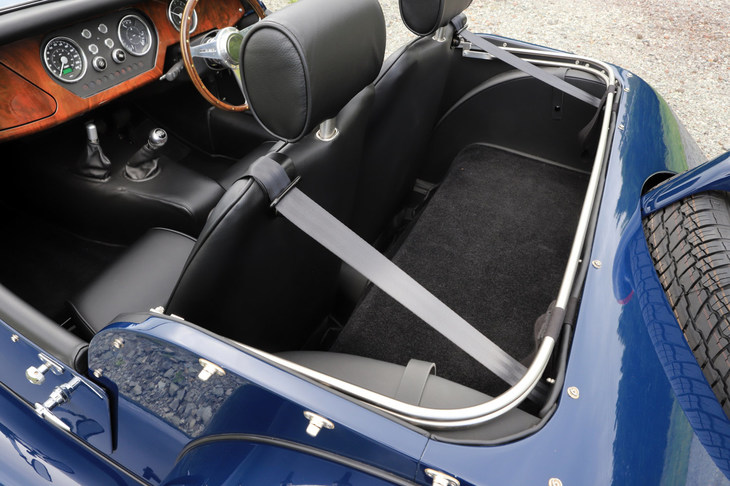 シート後方に設けられたラゲッジスペース。カーペットをはぐと、その下はトネリコ材でできた工具類の収納スペースとなっている。