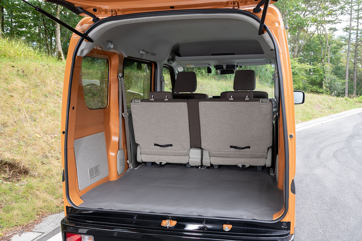 荷室は横幅が1385mm、天井高が1240mmもある。ラゲッジバーやルーフラックなどがディーラーオプション設定されているが、DIYでいろいろやってみるのも楽しみのひとつだ。