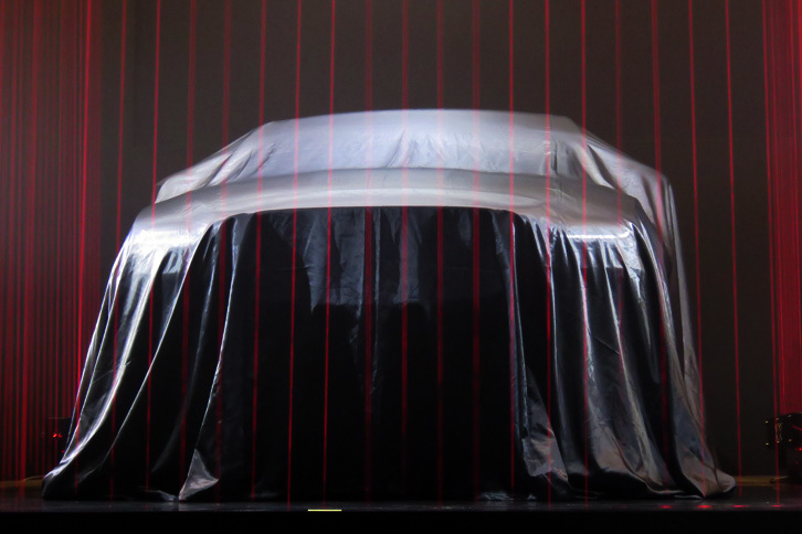 アンベールを待つ「ジャガーEペース」。