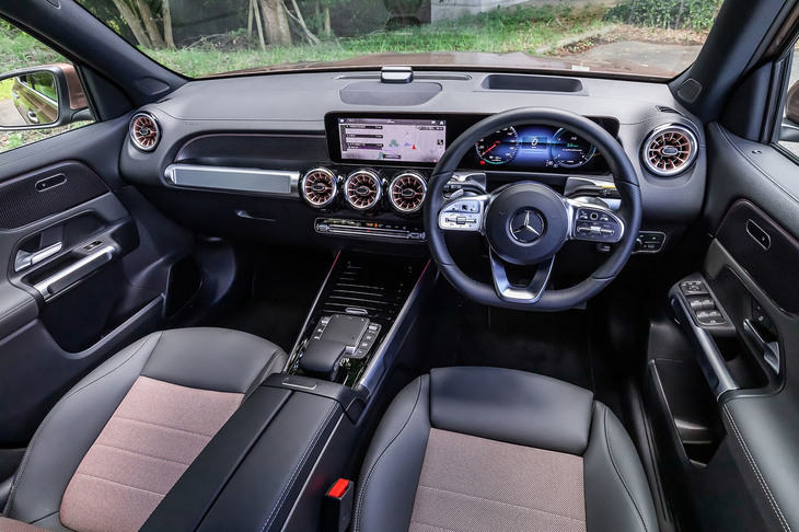 インテリアの基本デザインは内燃機関車の「GLB」と共通。10.25インチコックピットディスプレイと10.25インチタッチスクリーン式ディスプレイを組み合わせた横長の液晶パネルや、タービン型のエアコン吹き出し口が目を引く。