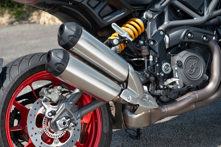 迫力あるルックスのマフラーだが、サウンドは意外とジェントル。純正アクセサリーで、アクラポビッチのスリップオンマフラーも用意されている。