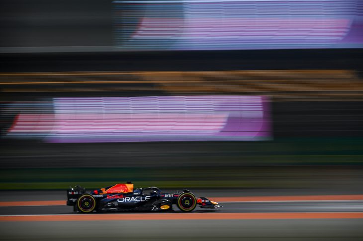 またしても完勝したレッドブルのフェルスタッペン。金曜日の予選では今季10回目、通算30回目のポールポジションを獲得。レースではいつものとおり、スタートでトップを守るとタイヤマネジメントに徹しながら快走し、17戦して14勝目をマーク。ポールに加えファステストラップも記録する“ハットトリック”としては通算10回目で、ミハエル・シューマッハー（22回）、ルイス・ハミルトン（19回）、ジム・クラーク（11回）に続く歴代4位の記録。これでドライバーズランキング2位のセルジオ・ペレスとの間には209点ものギャップができたことになる。（Photo=Getty Images / Red Bull Content Pool）