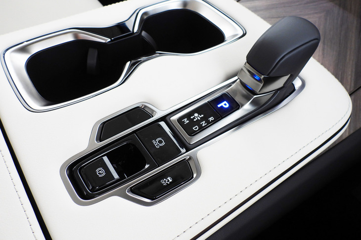 レクサスLM500h“バージョンL”（シフトセレクター）