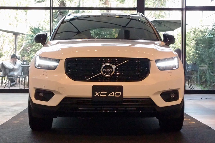 2018年3月に行われた日本導入発表会において、会場に展示された「XC40」。写真ではコンパクトに見える同車だが、その全幅は1875mmもある。