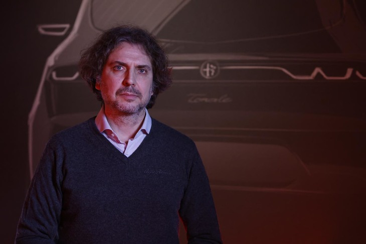 文中でも触れられているアルファ・ロメオのデザイナー、アレッサンドロ・マッコリーニ氏。今回の「トナーレ」のほか、「ジュリア」や「ステルヴィオ」など新世代アルファのデザインを手がけている。