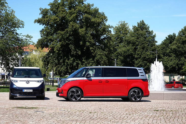 「ID. Buzzロングホイールベース」の一充電走行距離（WLTPモード）は、標準パワートレインの「プロ」（写真左）が487km、スポーティー仕様の「GTX」が475km。バッテリー容量はいずれも標準ホイールベース車の79kWhよりも拡大された86kWhとなる。