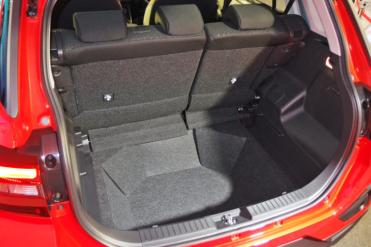 FF車の荷室のフロアボードを外したところ。80リッターの床下収納スペースは魅力的だが、ここにバッテリーを積んで「ロッキー／ライズ ハイブリッド」なんていかがでしょう？