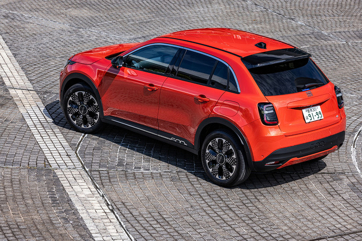 先に導入されたBEV「500e」とは異なり、「600e」では「プジョーe-208」や「シトロエンE-C4エレクトリック」と同じ「CMP」プラットフォームが用いられている。