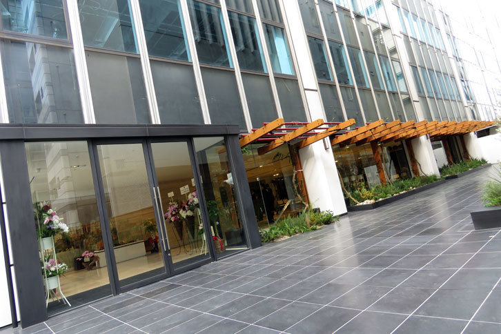 東京・青山にオープンしたアストンマーティンの新たな旗艦ショールーム「アストンマーティン東京」。外装がずいぶんこざっぱりとしているが、「看板などの“飾りつけ”は、まだこれから」とのこと。