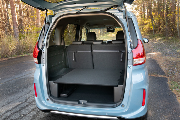 「フリード＋」の特徴である、広々とした積載スペース。耐荷重200kg（！）のユーティリティーボードが備わっており、上下2段に分けて使用できる。