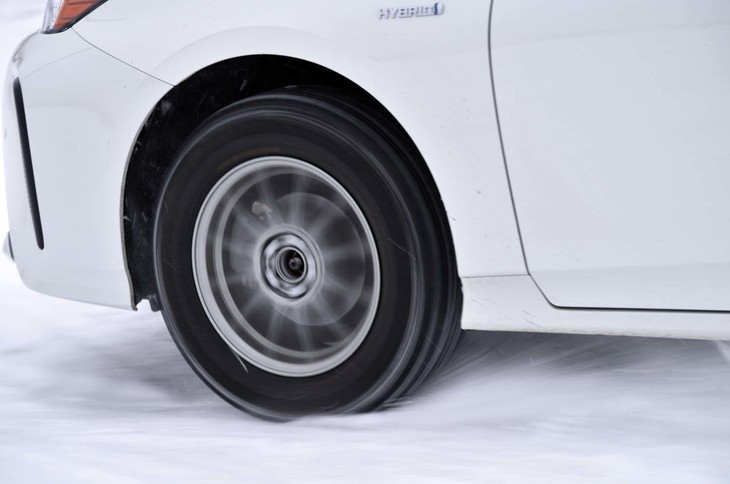 「アイスナビ8」では、ピッチ数を21％高めることで前後のトータルエッジ成分が7％アップ。柔軟性を高める極小分散シリカと柔軟持続性が向上する軟化剤を採用した新しいコンパウンドの効果も合わせて、ABS作動時の氷上ブレーキ性能が8％アップしているという。