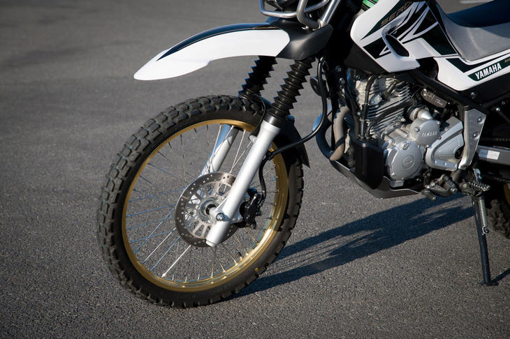 フロントサスペンションには225mmのゆとりあるストロークを確保。285mmの最低地上高とも相まって、十分な悪路走破性能を実現している。