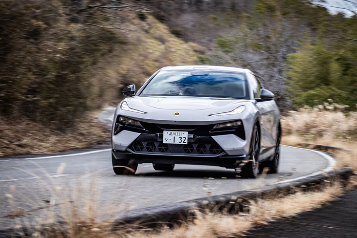 ワインディングロードで小径の楕円（だえん）形ステアリングホイールを切ったとき、間髪入れずにノーズがインを向くその走りにロータスらしさを感じた。アクティブアンチロールコントロールやブレーキによるトルクベクタリング、アクティブ後輪ステアリングなど、シャシーには最先端電子制御技術が盛り込まれている。