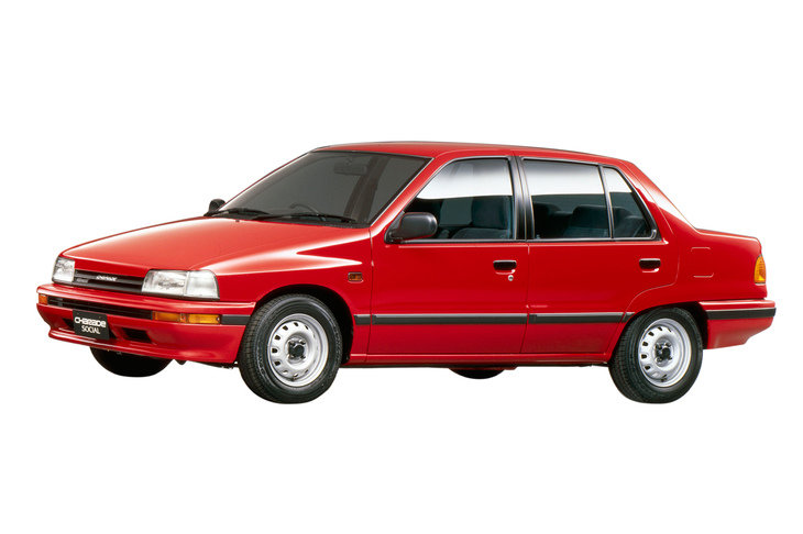 「ダイハツ・シャレードソシアル」
	「シャレード」は1977年に登場したコンパクトハッチバック。映画に登場するのは3代目モデルで、全長を延ばしてトランクを追加したもの。日本では「シャレードソシアル」の名で販売された。