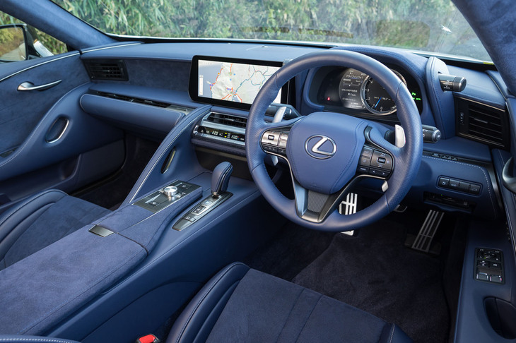 “EDGE”のインテリアは古くから勝利の色として伝わるという専用色「KACHIIRO（勝色）」のワントーン。運転に集中できる環境を目指している。