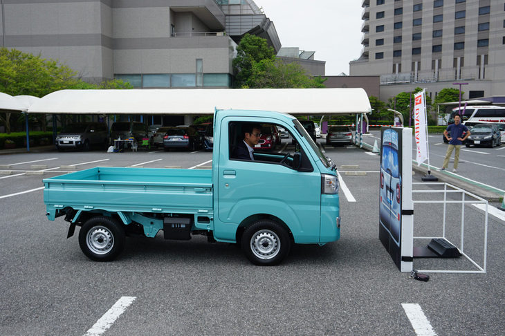 2018年5月に催された「ハイゼット トラック新機能体感試乗会」の会場より、自動緊急ブレーキのデモを行う「ダイハツ・ハイゼット トラック」。今日日、自動緊急ブレーキは軽バン・軽トラックにも採用されている。