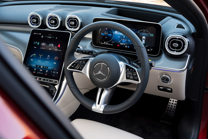 メーターやセンターディスプレイに専用の表示が追加されたことを除けば、インテリアの仕様は「Cクラス セダン／ステーションワゴン」と基本的に同じだ。