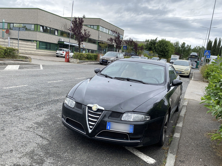 ベルトーネのデザインによる「アルファ・ロメオGT」。2006年登録の前期型ゆえ、車齢15年だ。