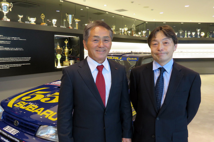 STIの辰巳総監督（左）と、企画管理部の宮地好彦氏。宮地氏はかつて競技車両のエンジニアを務めていた人物で、展示車両を前にさまざまなエピソードを披露してくれた。