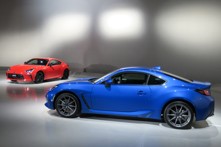 2021年に発売された「トヨタGR86」（写真向かって左）と2代目「スバルBRZ」（同右）。「マツダ・ロードスター」と同じく、私たちでも頑張れば手が届くFRのスポーツカーである。